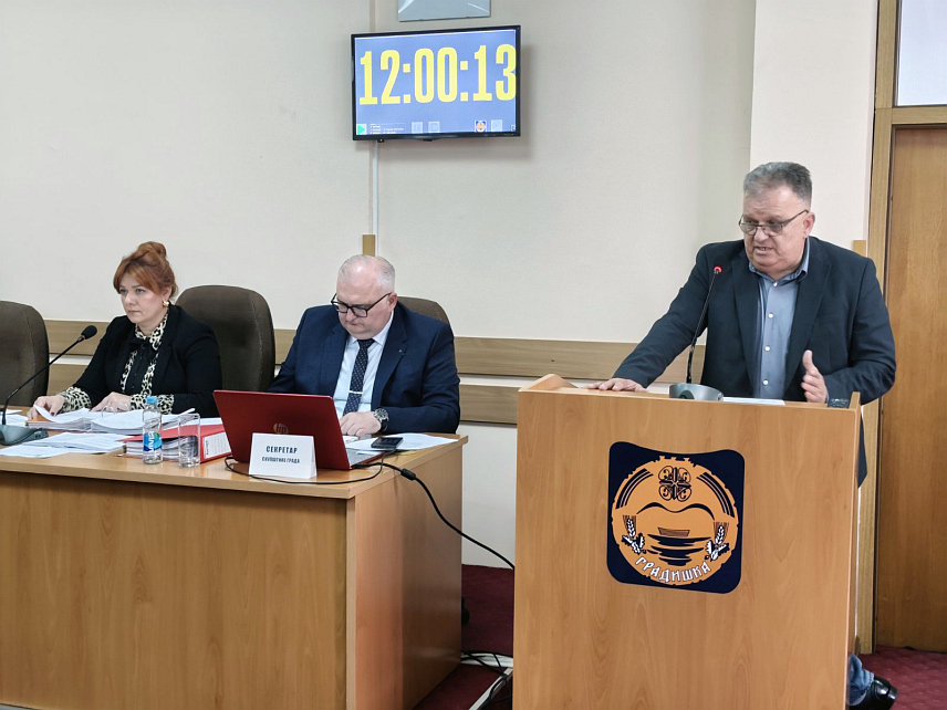 ГРАДИШКА, 22. АПРИЛА /СРНА/ - Град Градишка реализовао је у прошлој години значајне инвестиције и остварио суфицит од 509.000 КМ у односу усвојени буџетски оквир од 53.200.000 КМ, изјавио је градоначелник Зоран Аџић.