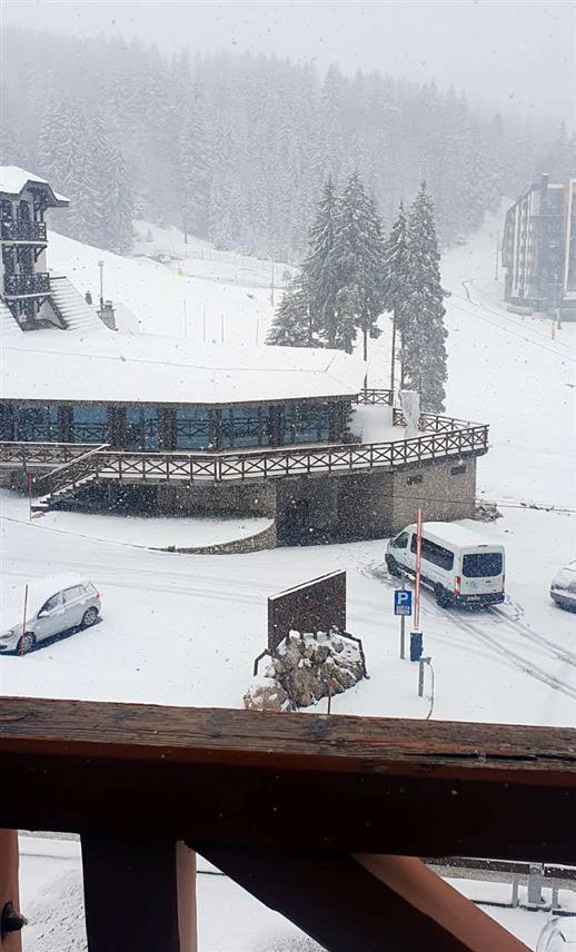 ЈАХОРИНА, 22. АПРИЛА /СРНА/ - На Јахорини је данас пало 10 до 15 центиметара снијега, а екипе "Романијапутева" вечерас ће превентивно посипати саобраћајнице абразивним материјалом.