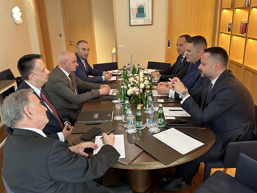 ТИВАТ, 22. АПРИЛА /СРНА/ - Сарадња Републике Српске, Федерације БиХ и Црне Горе у области енергетике од изузетног је значаја, а заједнички наступ и координација активности неопходан су корак ка ефикаснијем позиционирању региона у ширем енергетском контексту, оцијенили су ресорни министри Петар Ђокић, Ведран Лакић и Адмир Шахмановић на састанку у Тивту.