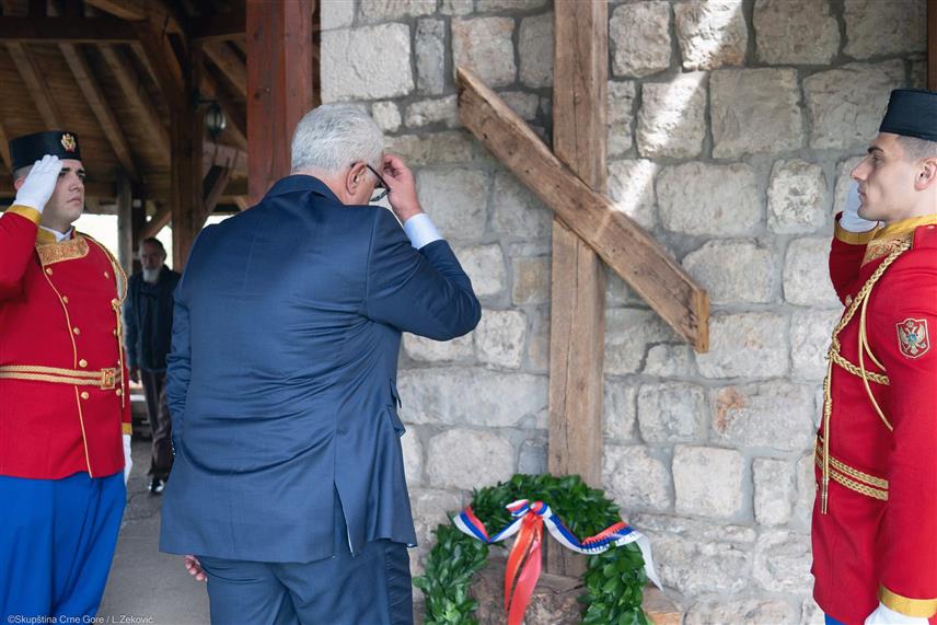 ПОДГОРИЦА, 22. АПРИЛА /СРНА/ - Предсједник Скупштине Црне Горе Андрија Мандић положио је данас вијенац код Часног крста у подгоричком насељу Дољани поводом обиљежавања Дана сјећања на жртве логора Јасеновац, Маутхаузен и Дахау.