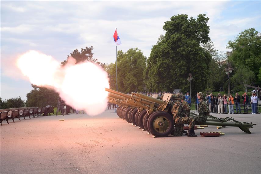 БЕОГРАД, 22. АПРИЛА /СРНА/ - Припадници Гарде извели су данас, уочи 23. априла - Дана Војске Србије, почасну артиљеријску паљбу са Савске терасе Калемегданског парка.