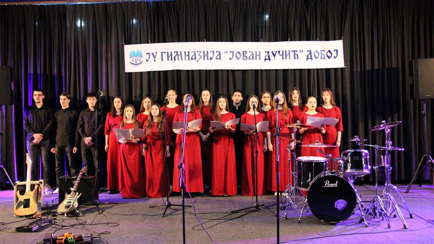 ДОБОЈ, 22. АПРИЛА /СРНА/ - Школски хор и бенд ученика добојске Гимназије "Јован Дучић" одржали су вечерас концерт поводом 80 година рада ове школе.