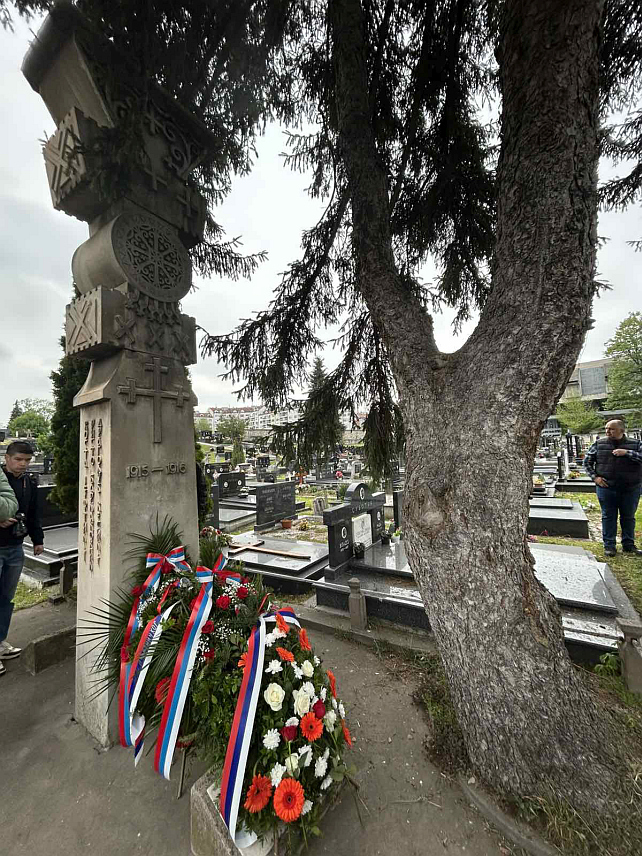 БАЊАЛУКА, 22. АПРИЛА /СРНА/ - Обиљежавање Дана града Бањалука, 22. априла, почело је јутрос и тим поводом положени су вијенци на Спомен-обиљежје жртвама Велеиздајничког процеса на гробљу "Свети Пантелија".