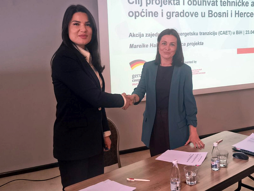 ДОБОЈ, 23. АПРИЛА /СРНА/ - У Добоју је данас потписан меморандум о разумијевању између Градске управе и њемачке Агенције за међународну сарадњу - ГИЗ у оквиру којег је обезбијеђено 370.000 КМ за инсталацију топлотне пумпе за потребе Дома здравља. Меморандум је у име Градске управе потписала замјеник градоначелника Дијана Каленић у оквиру пројекта "Акција заједнице за енергетску транзицију у БиХ".