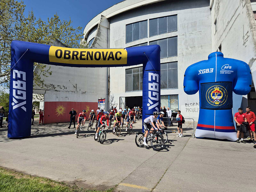ОБРЕНОВАЦ, 23. АПРИЛА /СРНА/ - Из спортске дворане у Обреновцу стартовала је друга етапа 20. Међународне бициклистичке трке "Београд–Бањалука", а први бициклисти би на циљ у Зворнику требало да стигну око 15.00 часова.
