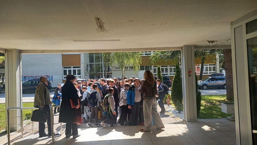 ИСТОЧНО САРАЈЕВО, 23. АПРИЛА /СРНА/ - У Источном Сарајеву данас је почео први Фестивал књижевности за дјецу и младе, који има за циљ промоцију књижевности, читања и креативног стваралаштва међу дјецом и младима.