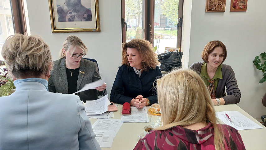 ИСТОЧНО НОВО САРАЈЕВО, 23. АПРИЛА /СРНА/ - Помоћник министра за предшколско и основно образовање Српске Наташа Цвијановић посјетила је Основну школу /ОШ/ "Свети Сава" у Источном Новом Сарајеву са чијим је директором Жељком Топалић данас разговарала о његовој реализацији.