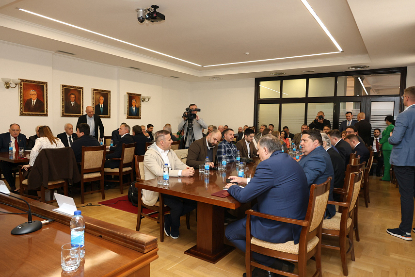 БАЊАЛУКА, 23. АПРИЛА /СРНА/ - У Бањалуци је данас одржана научна расправа "Република Српска и сарадња са Русијом, САД и ЕУ" на којој су присуствовали Милорад Додик, предсједник Републике Српске у више мандата, предсједник Народне скупштине Републике Српске Ненад Стевандић, предсједник Уставног суда Републике Српске Џерард Селман, академици Ненад Кецмановић, Дарко Танасковић, те професори Жељко Будимир, Александар Врањеш, Александар Павић. /Фото - Борислав Здриња/