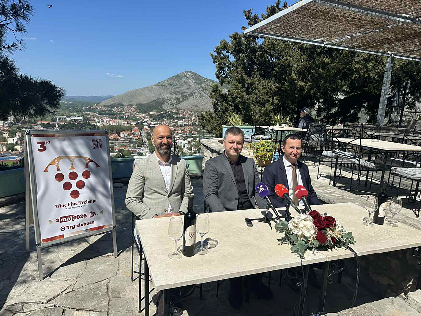 TРЕБИЊЕ, 23. АПРИЛА /СРНА/ - Трећи фестивал вина "Вајн фајн" окупиће 2. маја у Требињу 60 излагача вина, хране и дестилерија из региона, али и дистрибутере који ће промовисати етикете из Италије, Француске и Португала, речено је данас на конференцији за новинаре.