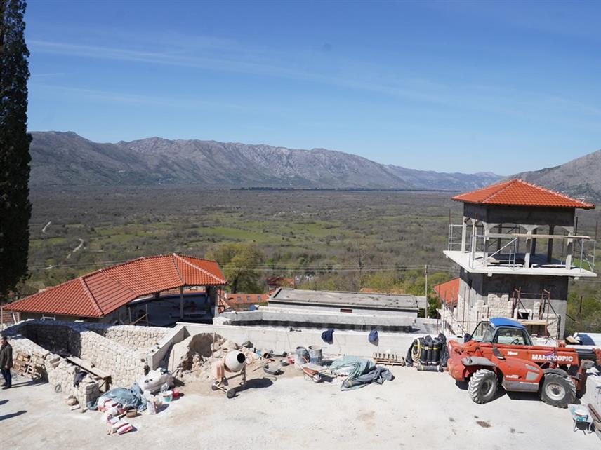 ТРЕБИЊЕ, 23. АПРИЛА /СРНА/ - Друга фаза изградње Духовног центра Мркоњићи је у завршној фази, изграђени су амфитеатар и видиковац и све ће бити спремно за отварање на празник Светог Василија Острошког и Tврдошког 12. маја.