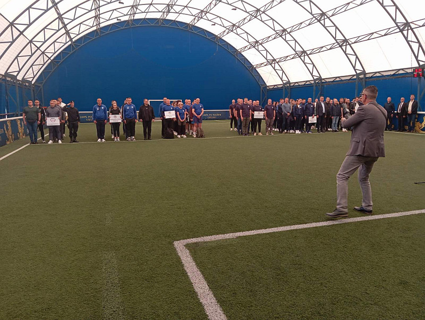 БИЈЕЉИНА, 23. АПРИЛА /СРНА/ - Полицијска управа Бијељина у сарадњи са Синдикатом радника унутрашњих послова организовала је поводом Дана полиције спортско дружења на коме учествује више од 80 радника из полицијских управа Зворник, Фоча, Источно Сарајево, Требиње и домаћина Бијељине.