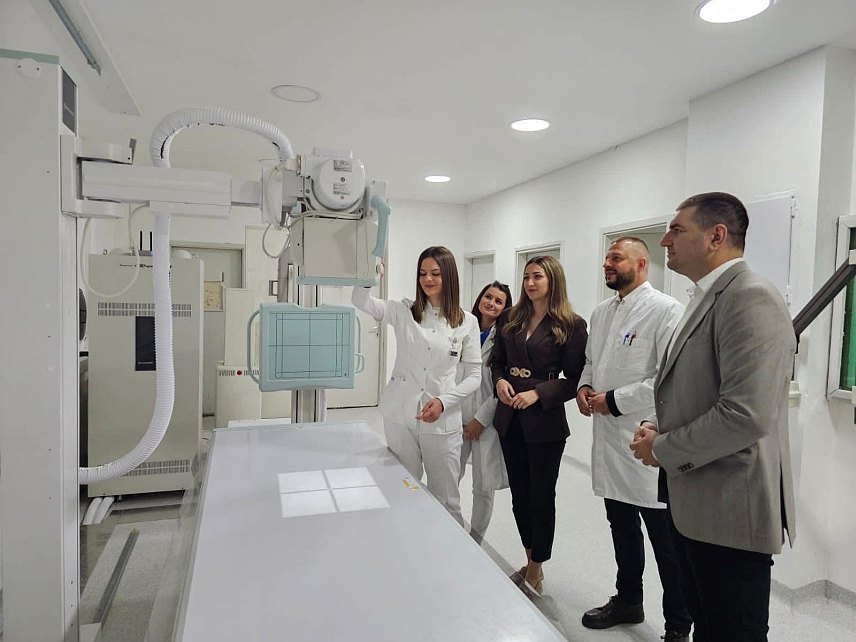 ЛОПАРЕ, 23. АПРИЛА /СРНА/ - У Дому здравља Лопаре "Др Роса Хаџивуковић" почео је са радом савремени дигитални рендген апарат, који је донирала Амбасада Јапана, чиме је значајно унапријеђен квалитет дијагностичких услуга за становништво мајевичког краја.