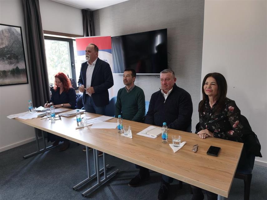 ЈАХОРИНА, 23. АПРИЛА /СРНА/ - Делегати Скуштине Синдиката здравства и социјалне заштите Републике Српске су на данашњој сједници на Јахорини закључили да ће наставити да раде на побољшању материјалног положаја свих запослених.