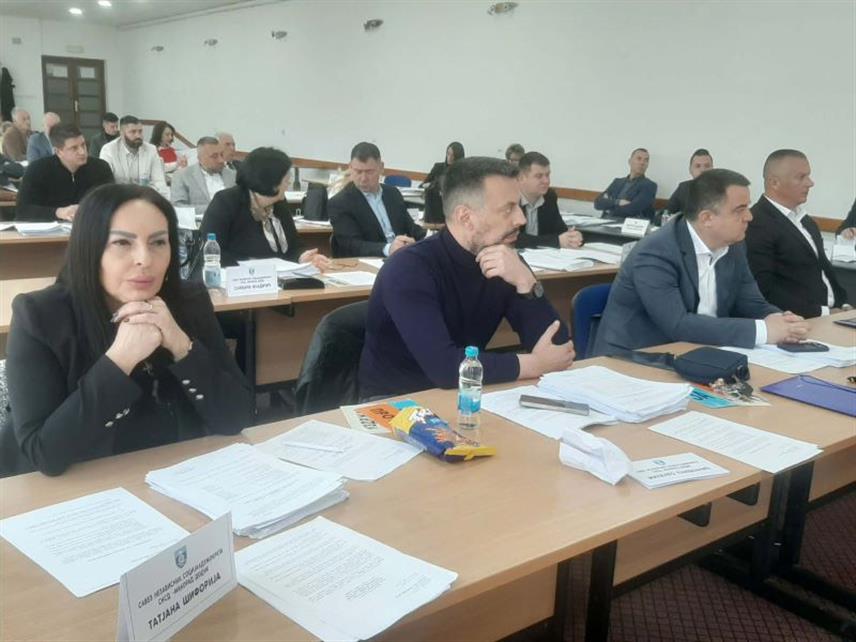 ФОЧА, 23. АПРИЛА /СРНА/ - Повеља општине Фоча ове године биће додијељена предсједнику Владе Републике Српске Сави Минићу, док ће признање Почасног грађанина бити уручено министру спољне трговине и економских односа у Савјету министара Сташи Кошарцу, одлучили су данас одборници фочанске Скупштине општине. 