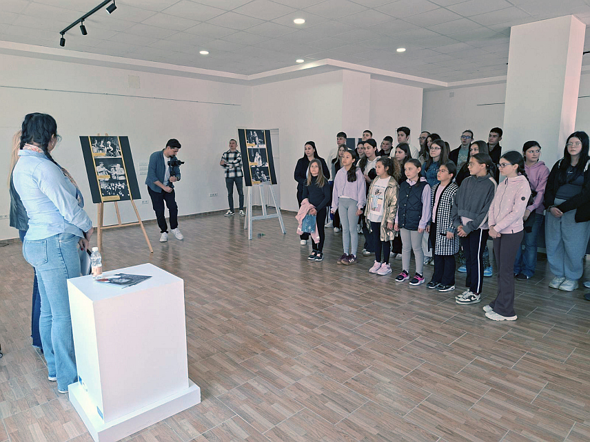 ШАМАЦ, 23. АПРИЛА /СРНА/ - У Галерији "Стари сат" у Шамцу данас је отворена изложба посвећена глумцу Драгану Зарићу чији је аутор Драгица Гаћеша из Музеја Народног позоришта Београд.