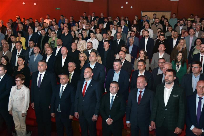 ЛАКТАШИ, 23. АПРИЛА /СРНА/ - У Лакташима је почела свечана академија поводом Дана града којој присуствује предсједник Владе Републике Српске Саво Минић.