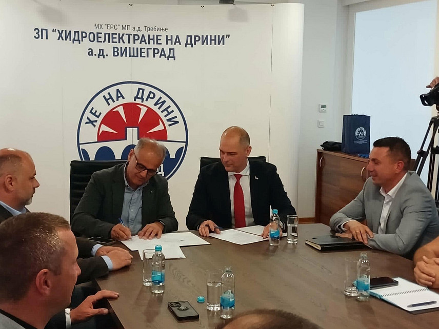 ВИШЕГРАД, 23. АПРИЛА /СРНА/ - У Вишеграду је данас озваничен почетак реконструкције пјешачког моста на ријеци Рзав, а завршетак пројекта вриједног око 660.000 КМ очекује се до краја септембра.