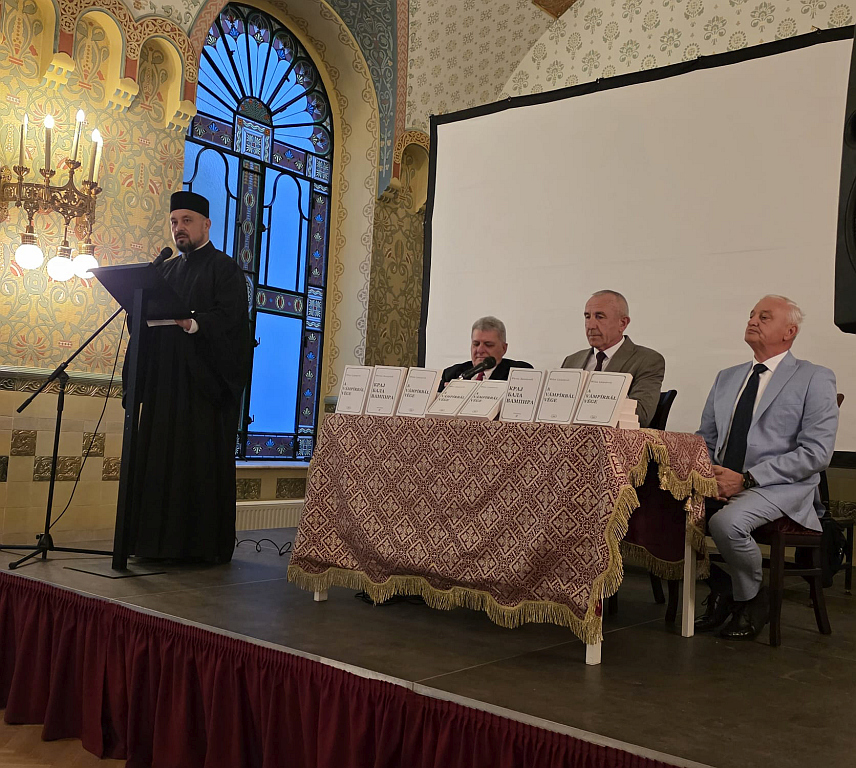 БУДИМПЕШТА, 23. АПРИЛА /СРНА/ - Књига "Крај бала вампира", аутора Милана Љепојевића, промовисана је вечерас у Текелијануму у Будимпешти.