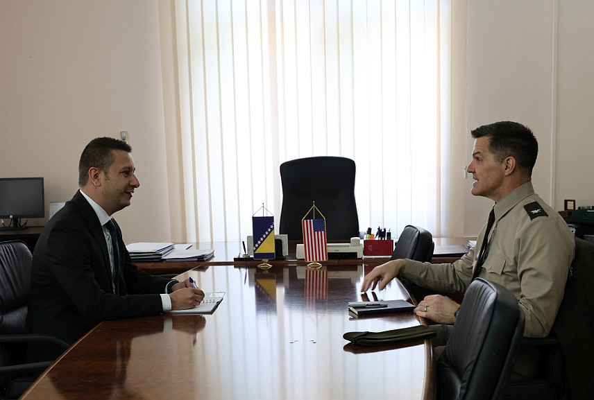 САРАЈЕВО, 23. АПРИЛА /СРНА/ - Замјеник министра одбране у Савјету министара Александар Гогановић разговарао је данас са америчким војним аташеом Грегоријем Холмсом и одржао опроштајни састанак са војним аташеом Велике Британије Едвардом Tејлором.