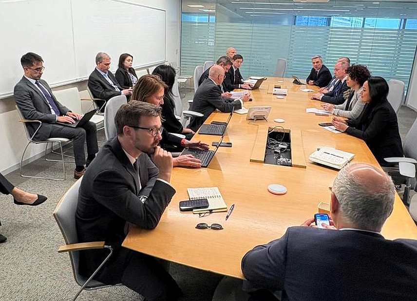 ВАШИНГТОН, 23. АПРИЛА /СРНА/ - Делегација Министарства финансија Републике Српске учествовала је у Вашингтону на прољећном засједању Међународног монетарног фонда /ММФ/ и Свјетске банке, као и Инвестиционом форуму "Кратки разговори" /Small Talks/ на којем су инвеститори показали интерес за област јавних финансија Српске.