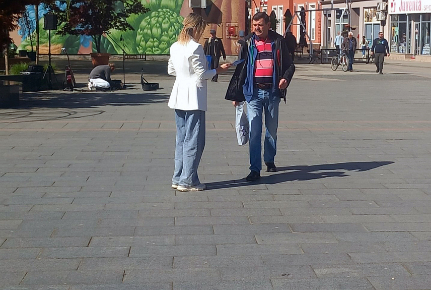 ПРИЈЕДОР, 24. АПРИЛА /СРНА/ - Удружење грађана "Дон" из Приједора организовало је данас у Приједору инфо-штанд и подјелу информативног летка о улози организација цивилног друштва у локалној заједници и значају транспарентне додјеле буџетских средстава невладиним организацијама.