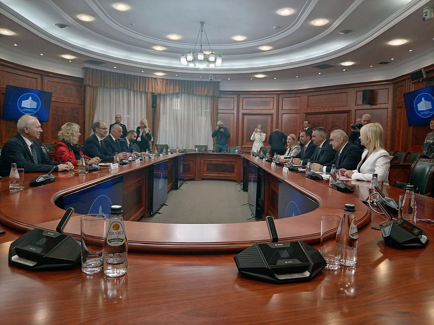 БЕОГРАД, 24. АПРИЛА /СРНА/ - Премијер Републике Српске Саво Минић разговарао је данас у Београду са предсједником Владе Србије Ђуром Мацутом. Састанку су присуствовали министри правде Републике Српске и Србије Горан Селак и Ненад Вујић, као и министар саобраћаја и веза Српске Зоран Стевановић, те министар грађевинарства, саобраћаја и инфраструктуре Србије Александра Софронијевић.