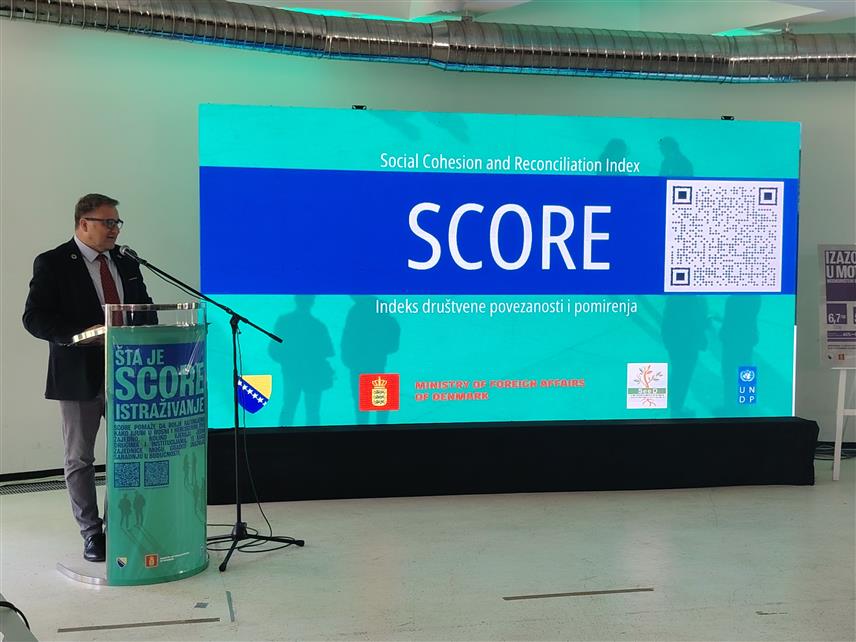 САРАЈЕВО, 24. АПРИЛА /СРНА/ - Моћ дијалога и колективне одговорности услов су за здраво друштво, оцијенио је резидентни представник Развојног програма УН /УНДП/ у БиХ Рено Мејер у Сарајеву током представљања налаза о друштвеној повезаности у БиХ.