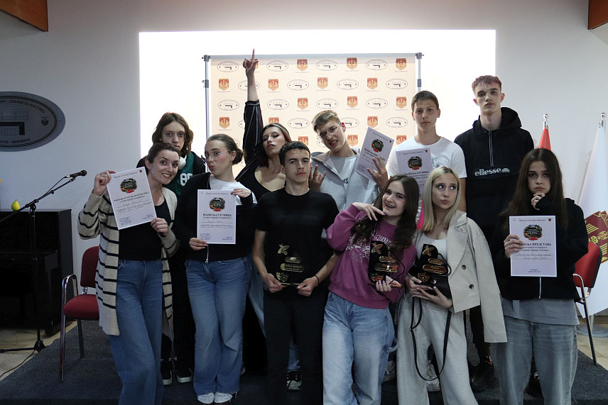 ДЕРВЕНТА, 24. АПРИЛА /СРНА/ - Најбоља представа у категорији позоришта на Фестивалу средњошколског театра у Дервенти је позоришни комад "Кад смо ми били у нашим годинама" Tеатра младих Бијељина, а у категорији средњих школа "С друге стране сна" бањалучке Гимназије.