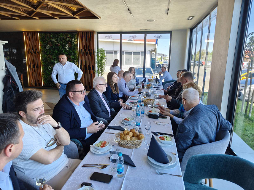 ГРАДИШКА, 24. АПРИЛА /СРНА/ - Градоначелник Градишке Зоран Аџић организовао је данас пријем за бивше функционере локалне самоуправе поводом Дана града – 24. априла, којем је присуствовала и министар пољопривреде, шумарства и водопривреде Републике Српске Анђелка Кузмић.	

