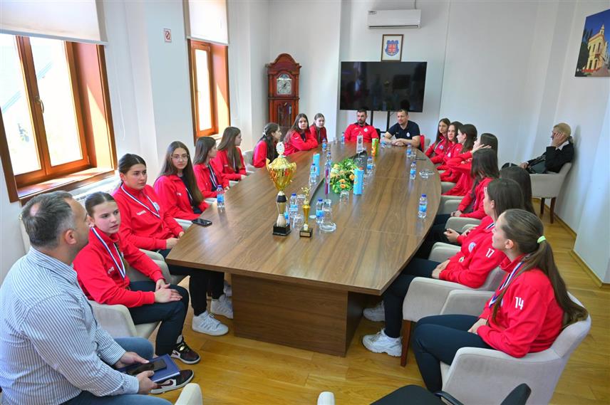ШАМАЦ, 24. АПРИЛА /СРНА/ - У општини Шамац данас је приређен пријем за пионирке Женског одбојкашког клуба /ЖОК/ "Црвена звијезда" из Обудовца, првакиње Републике Српске, на којем је општинско руководство изразило спремност да буде домаћин завршног турнира првенства БиХ и да преузме организацију и трошкове.