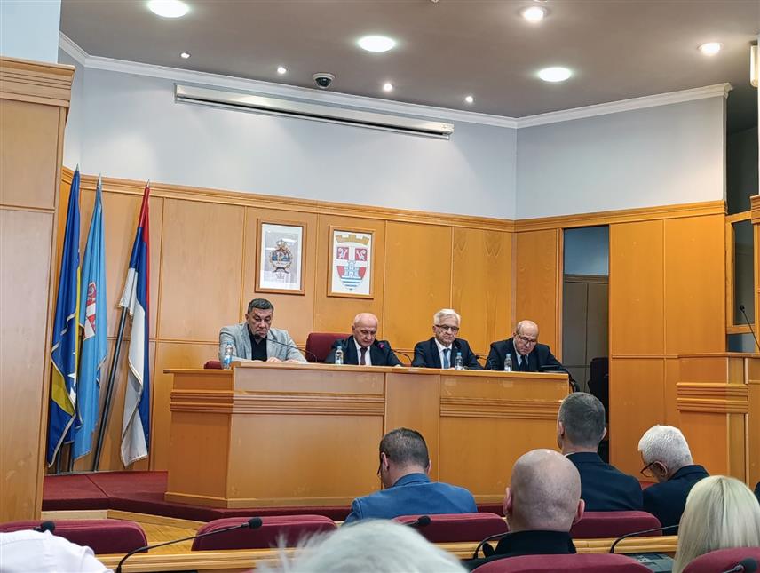 ТРЕБИЊЕ, 24. АПРИЛА /СРНА/ - Предсједници СП-а Петар Ђокић и ДЕМОС-а Недељко Чубриловић разговарали су данас у Требињу о спровођењу коалиционог споразума, којим се потврђује сарадња и заједнички наступ на предстојећим изборима.