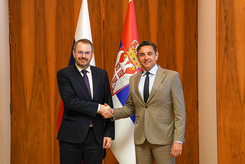 БЕОГРАД, 24. АПРИЛА /СРНА/ - Руска Федерација спремна је да пренесе Србији своја дугогодишња искуства у области образовања и друштвеног развоја, речено је на састанку у Београду предсједника Руског историјског друштва у Србији Александра Вулина и копредсједника овог друштва Константина Могиљевског, који је и замјеник руског министра науке и високог образовања.