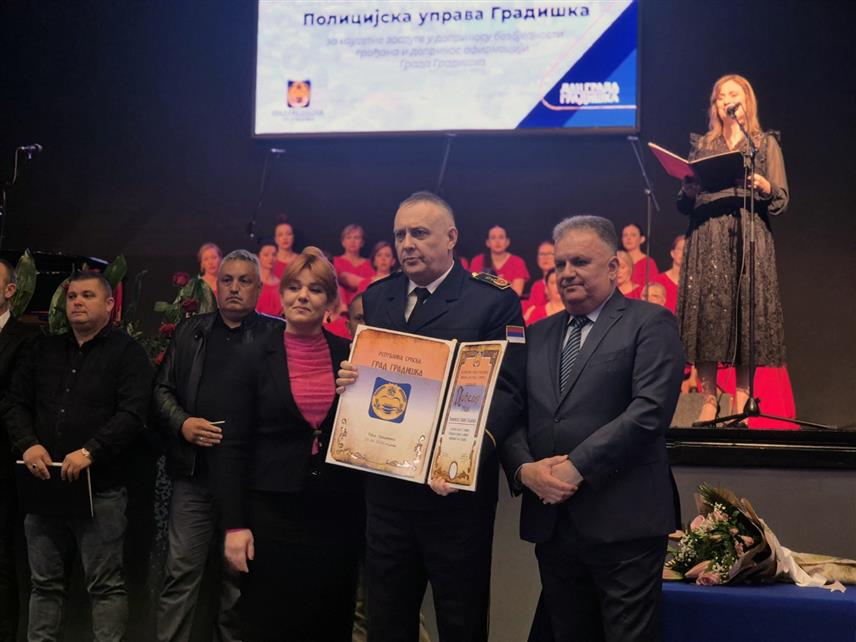 ГРАДИШКА, 24. АПРИЛА /СРНА/ - У Културном центру Градишка вечерас је одржана свечана академија поводом Дана града и 81 године од ослобођења града у Другом свјетском рату, на којој су заслужним појединцима и установама додијељене повеље и захвалнице за допринос развоју и афирмацији ове локалне заједнице.