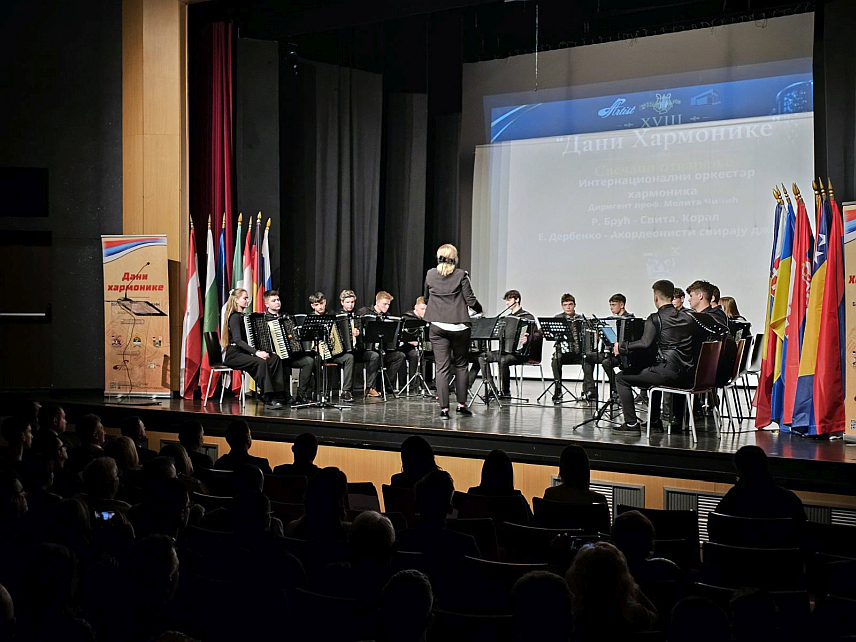 БИЈЕЉИНА, 24. АПРИЛА /СРНА/ - Међународни фестивал "Дани хармонике", који је вечерас свечано отворен у Бијељини, окупио је 150 врхунских умјетника из 15 земаља, изјавио је директор фестивала Славиша Перић.