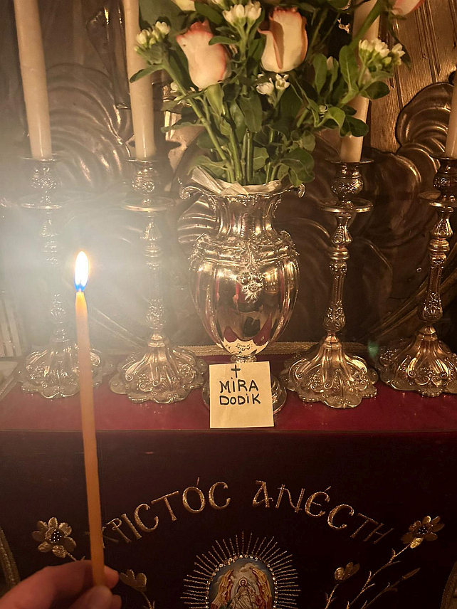 ЈЕРУСАЛИМ, 25. АПРИЛА /СРНА/ - У Цркви Христовог Васкрсења, позната и као Храм Светог гроба у Јерусалиму јутрос је прислужена свијећа за упокојену Миру Додик, мајку предсједника Милорада Додика.