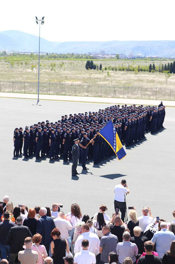 САРАЈЕВО, 25. АПРИЛА /СРНА/ - Основну полицијску обуку првог нивоа данас је у Агенцији за школовање и стручно усавршавање кадрова у Мостару завршило 117 кадета Граничне полиције, који су добили сертификате о стицању чина полицајац, након чега су положили заклетву.