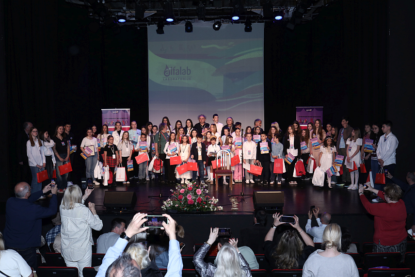 БАЊАЛУКА, 25. АПРИЛА /СРНА/ - Ученица Основне школе "Јован Дучић" из Бањалуке Милица Николетић освојила је титулу апсолутног побједника фестивала поезије "Дјечије царство 2026", које је у Бањалуци организовало Удружење "Култарт".