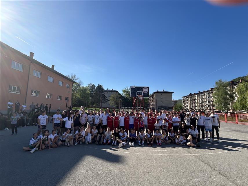 ДРВАР, 25. АПРИЛА /СРНА/ - У Дрвару су данас одигране три пријатељске утакмице између д‌јечака и д‌јевојчица Кошаркашког клуба "Борац 1972" из Дрвара и гостију из Кошаркашког клуба /КК/ "Maкс" из Бањалуке.