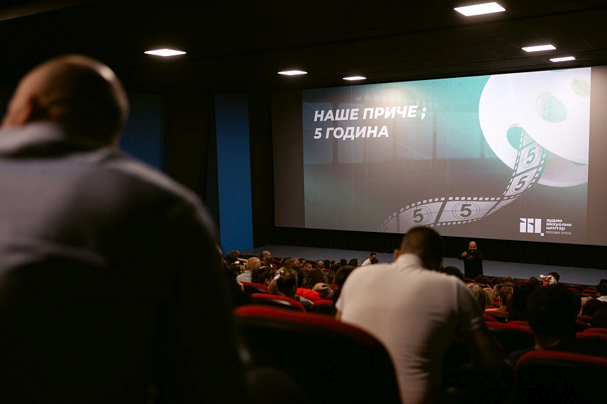 БАЊАЛУКА, 26. АПРИЛА /СРНА/ - Свечаном пројекцијом три краткометражна играна филма, Аудио-визуелни центар Републике Српске завршио је програм обиљежавања пет година успјешног рада.Током вишенедјељног јубилеја под слоганом "Наше приче: 5 година" представљени су најзначајнији успјеси домаће кинематографије.