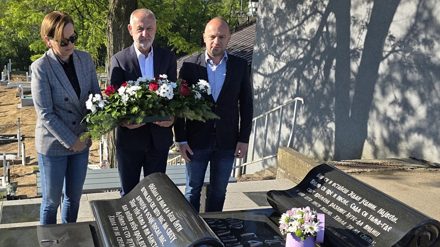 ДОБОЈ, 26. АПРИЛА /СРНА/ - Представници града Добоја положили су данас вијенац на гроб некадашњег потпредсједника СДС-а Бранислава Гарића поводом 17 година од његовог убиства. Делегацију је предводио предсједник Скупштине града Зоран Благојевић.