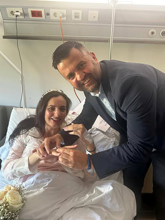 ИСТОЧНО САРАЈЕВО, 26. АПРИЛА /СРНА/ - У Болници "Србија" у Источном Сарајеву данас је организована церемонија општинског вјенчања због тога што млада, Валентина Прстојевић, због раније задобијених повреда, није могла напустити болницу на дан свог вјенчања.