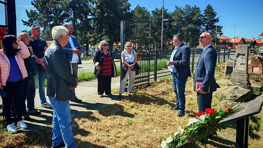 БИЈЕЉИНА, 26. АПРИЛА /СРНА/ - На Јеврејском гробљу у Бијељини данас је одржан помен за 223 Јевреја из Семберије, који су пострадали током Холокауста у Другом свјетском рату.