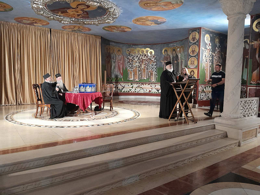 ПОДГОРИЦА, 26. АПРИЛА /СРНА/ - У организацији Митрополије црногорско-приморске, у крипти Саборног храма Христовог Васкрсења у Подгорици вечерас је представљањо петнаесто издање монографије "Боје православља - Црна Гора" и отворена истоимена изложба фотографија.