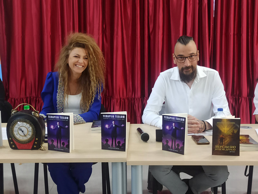 ЗВОРНИК, 26. АПРИЛА /СРНА/ - У Зворнику су вечерас представљене књиге "Терапија Теслом" аутора Тамаре Јевтовић из Београда и "Звер сам био – јагње ме дотакло" Немање Јовановића из Крагујевца.