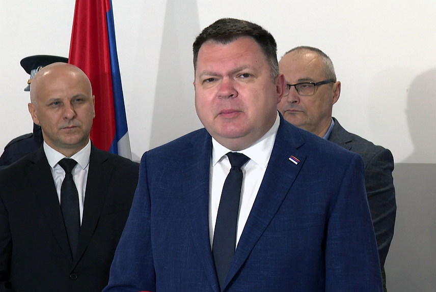 БАЊАЛУКА, 27. АПРИЛА /СРНА/ - Министар унутрашњих послова Републике Српске Жељко Будимир изјавио је да је сваки полицијски и државни службеник и намјештеник који поступа супротно закону кажњен и удаљен из система, те истакао да ресорно министарство транспарентно објављује податке о томе.