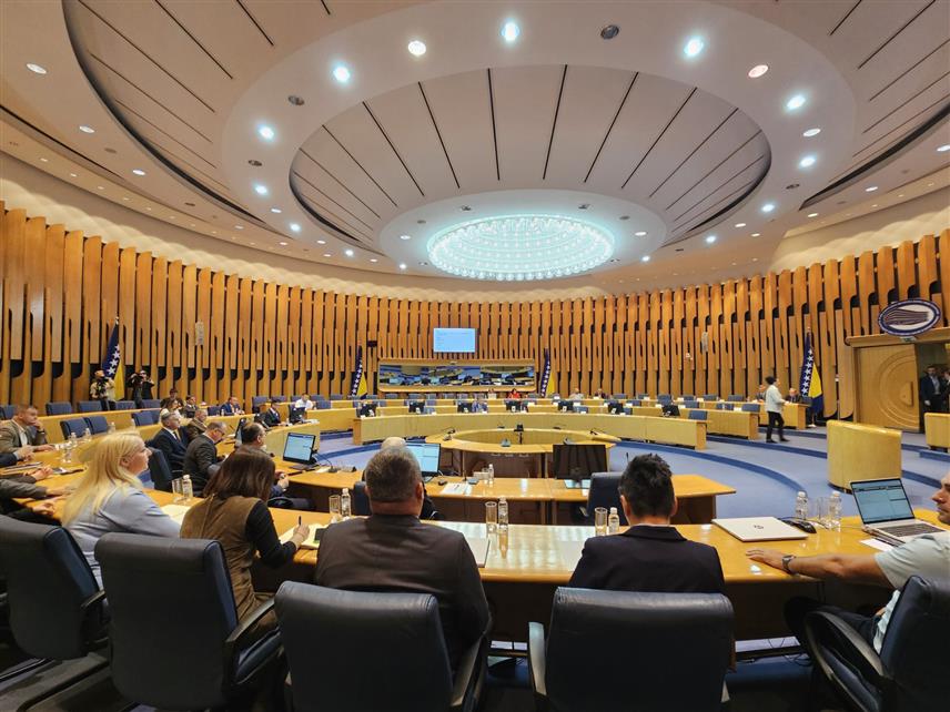 САРАЈЕВО, 27. АПРИЛА /СРНА/ - Сједница Дома народа Парламентарне скупштине БиХ, на чијем су дневном реду и измјене Закона о акцизама у БиХ, почела је иако нема кворума за рад и одлучивање.