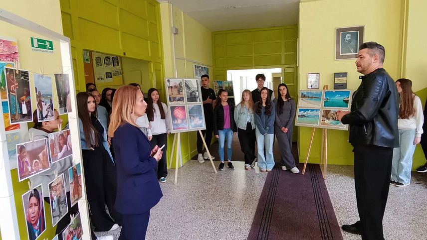 ДОБОЈ, 27. АПРИЛА /СРНА/ - Изложба фотографија аутора Младена Благојевића из Добоја, насталих током његових путовања у 118 земаља, отворена је данас у Гимназији "Јован Дучић" у Добоју, у организацији ове школе.