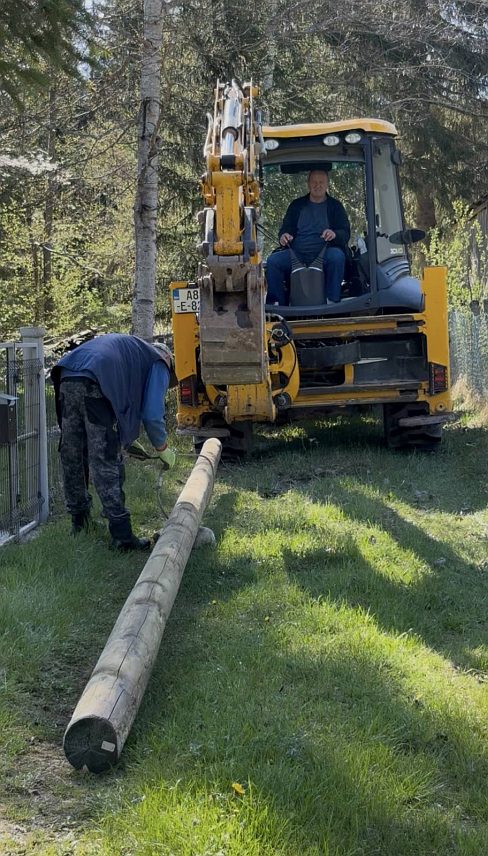 ПАЛЕ, 27. АПРИЛА /СРНА/ - На локалитету Јахорински поток данас је почела реконструкција електроенергетске мреже, с циљем унапређења поузданости напајања електричном енергијом.