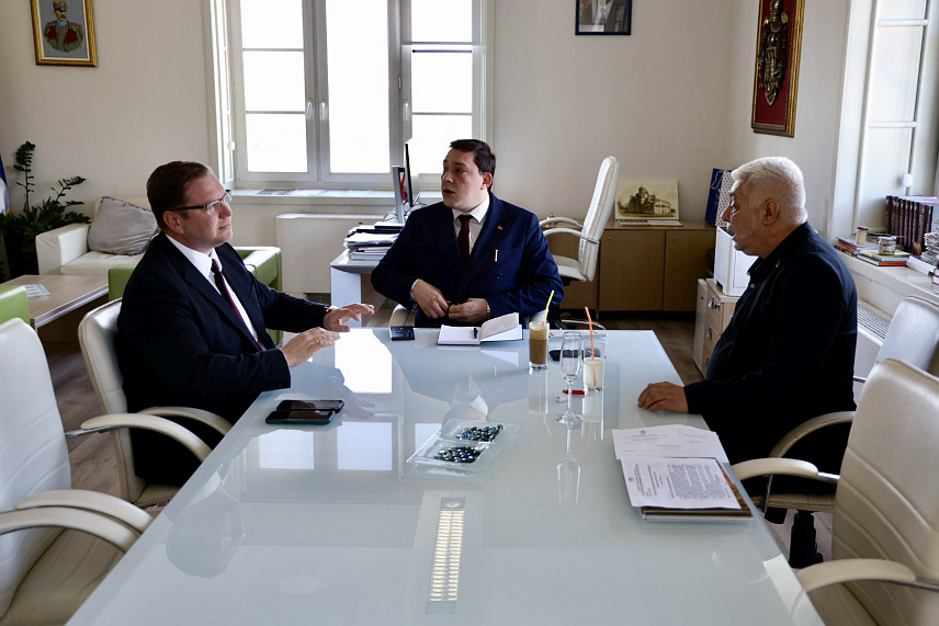 БЕОГРАД, 27. АПРИЛА /СРНА/ - Министар информисања и телекомуникација Србије Борис Братина и директор Управе за сарадњу са дијаспором и Србима у региону Владимир Кокановић договорили су конкретне мјере усмјерене ка унапређењу информисања Срба у региону, између осталог, кроз интензивнију сарадњу институција, подршку медијским пројектима од значаја за српску заједницу ван Србије.