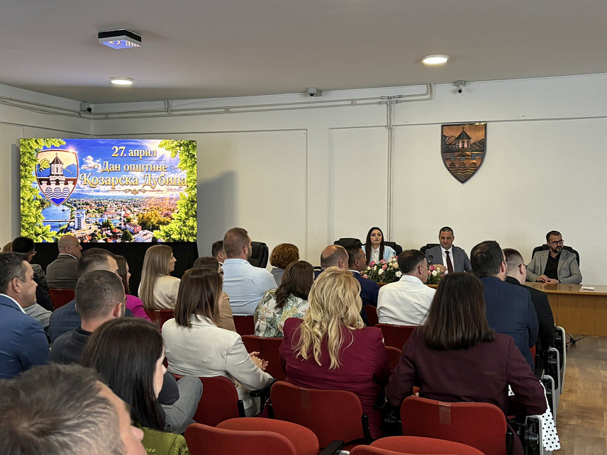 КОЗАРСКА ДУБИЦА, 27. АПРИЛА /СРНА/ - Поводом Дана општине данас је одржан пријем код начелника за делегације братских општина и градова, те републичких и општинских званичника, а затим су званичници општине и гости положили вијенце и цвијеће жртвама НОР-а код Споменика "Стојанка мајка Кнежопољка" на градском гробљу Урије.